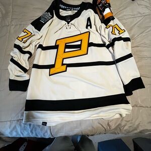 Pittsburg penguins Winter Classic Malkin #71 Jersey & cup